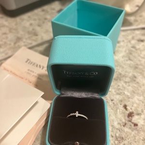 Tiffany 18k white gold diamond ring